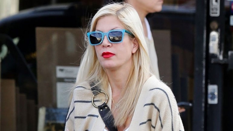 Tori Spelling en cuarentena, presenta síntomas similares a ébola
