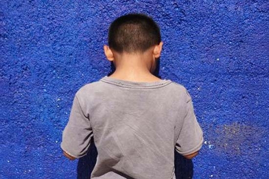 Adolescente de 16 años viola a dos niños de 6 y 7 años