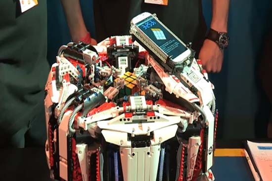 VIDEO: Robot hecho de LEGOS resuelve cubo Rubik en poco más de 3 segundos