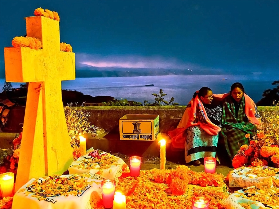 Pátzcuaro, ocupado por vivos que visitan a los muertos