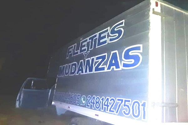 Maleantes roban camión con muebles y lo abandonan al no poder saquearlo en Texmelucan