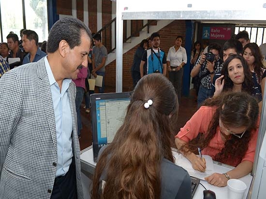 Nuevos alumnos de la BUAP concluyen su inscripción