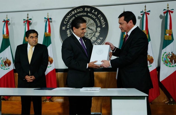 Osorio entrega al Congreso el Segundo Informe de Peña Nieto