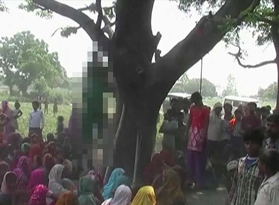 Violan en grupo a adolescentes y las ahorcan en árbol, en la India