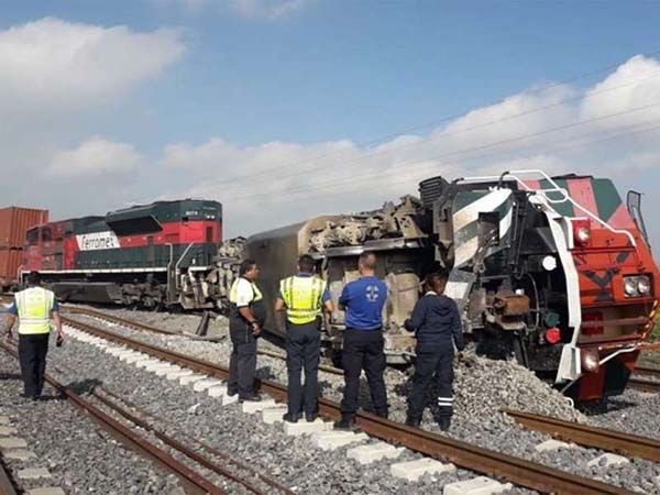 Roban vía y descarrilan tren; cuatro lesionados
