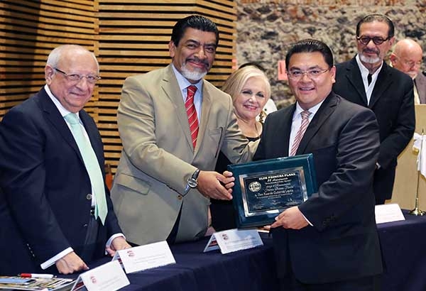Ricardo Gutiérrez recibe la presea “Federico Barrera Fuentes” por 20 años de trayectoria