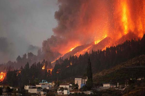 Hace erupción el volcán de la isla de La Palma, en España