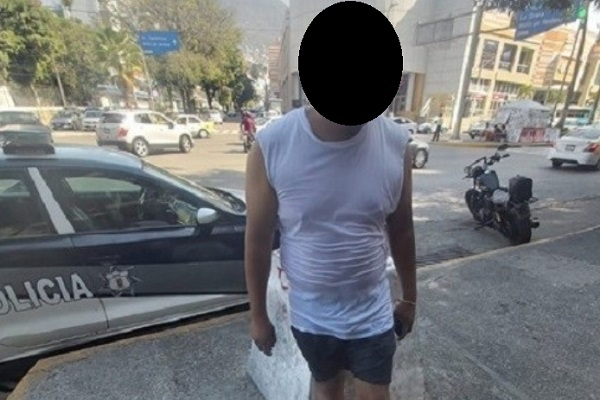 Policía de Tepexco se va de vacaciones a Acapulco con patrulla y arma de fuego