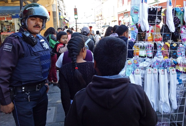 Inicia retiro de ambulantes del centro de Puebla a mercados rodantes