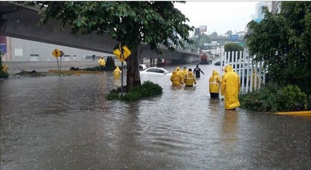 Granizada inunda Zaragoza y la zona de Interlomas en la capital