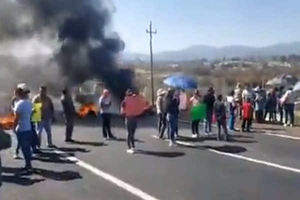 Abren autopista en Tlahuapan tras exigir liberación de mujer que mató a su hija por accidente