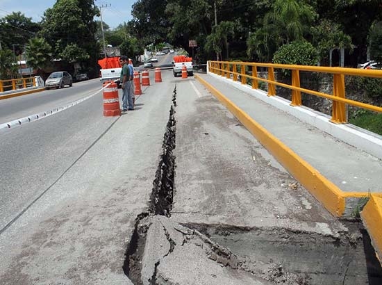 Lluvias dañan puente y causan derrumbe en carreteras de Morelos
