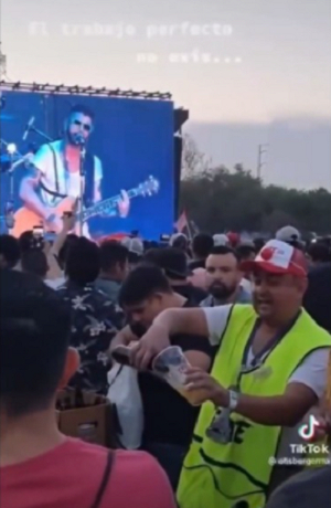 Los Caligaris encuentran a vendedor de cervezas y lo invitan a concierto en zona VIP