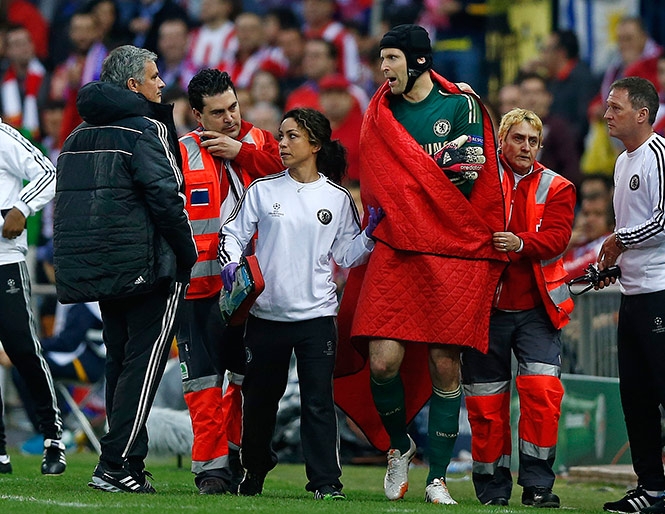 Doctora del Chelsea roba cámara en la Champions
