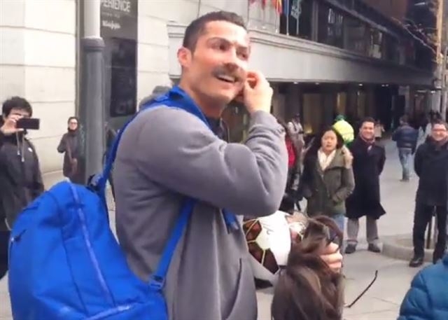 VIDEO: Cristiano Ronaldo se disfrazó de indigente y sorprendió a niño