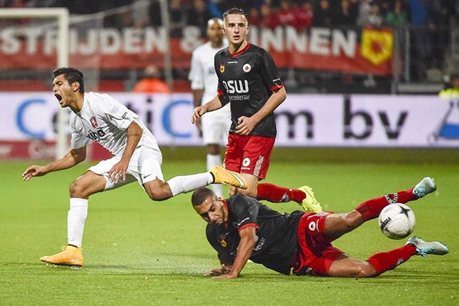 Tecatito Corona no pudo evitar derrota 2-1 del Twente ante Excelsior