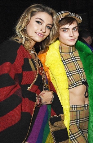 Paris Jackson y Cara Delevingne captadas en romántico momento