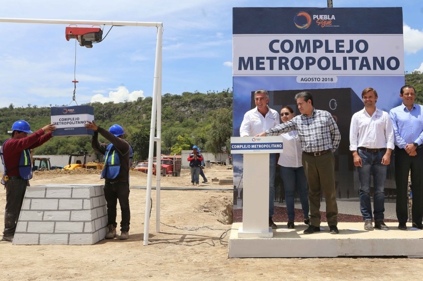 Tony Gali coloca primera piedra del Complejo Metropolitano en Tehuacán