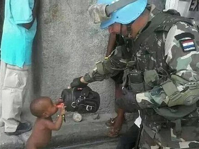 Soldado paraguayo conmueve en fotografía dando agua a niño haitiano
