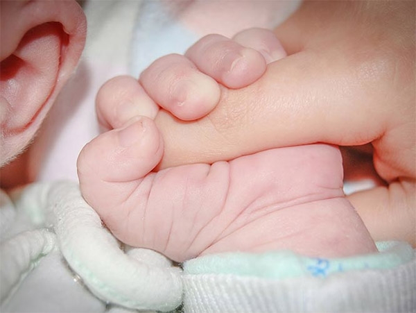 Niño de 3 años dispara arma y mata a bebé en Cleveland