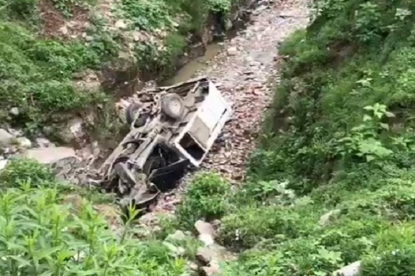 Repartidor de agua salvó la vida al caer camioneta a barranco en Puebla