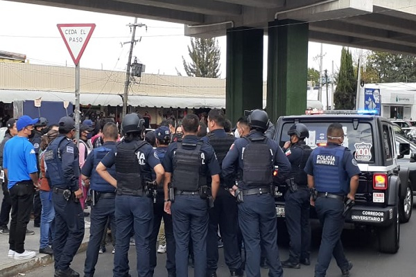 Trifulca entre elementos de SCC y ambulantes por operativo en Bosques de Amalucan