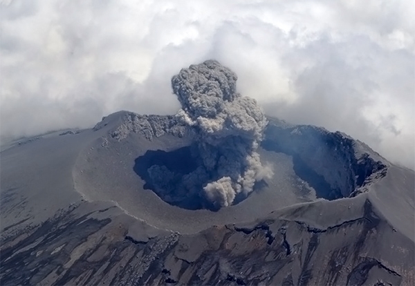 VIDEO: Aumenta actividad del Popocatépetl por crecimiento del domo 55
