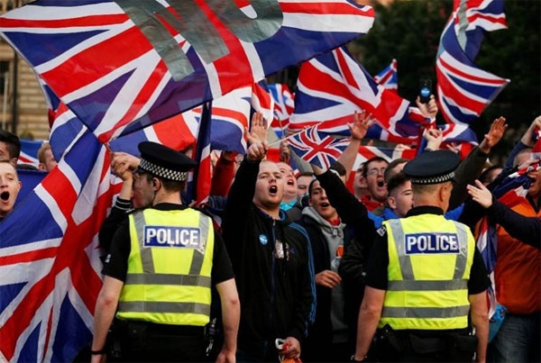 Chocan manifestantes en Escocia tras la debacle independentista