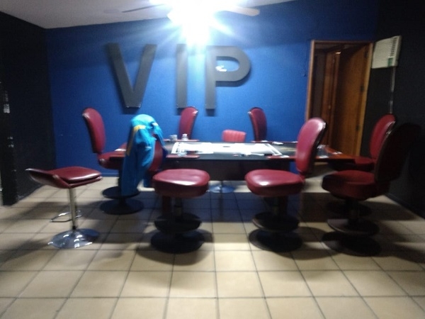 Un detenido y mesas de juego, lo asegurado en casino clandestino de Prados Agua Azul