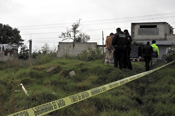 Hallan cadáver en descomposición junto a barranca en San Aparicio