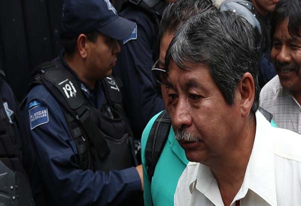 Líder de la CNTE acepta que cobra y no da clases