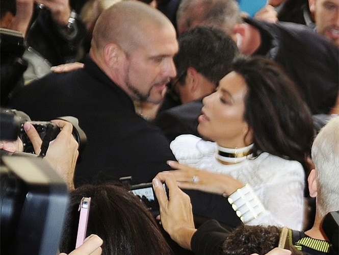 Kim Kardashian fue atacada por periodista ucraniano