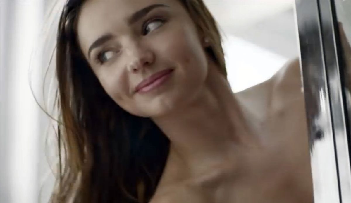 VIDEO: Miranda Kerr, desnuda pero con tennis