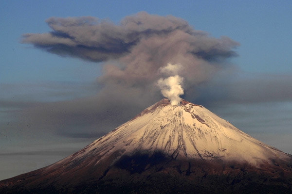 FOTOS: Popocatépetl despertó el jueves con intensa exhalación de ceniza