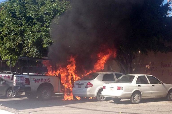 CETEG y normalistas incendian patrulla en Fiscalía de Guerrero