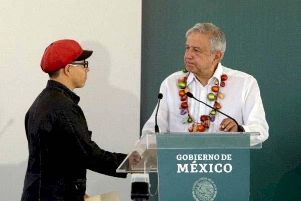 Alumno reprochó en Puebla  a AMLO cancelación de becas