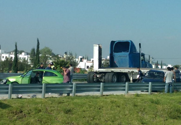Cierran Periférico de Puebla en demanda de pagos por obras públicas