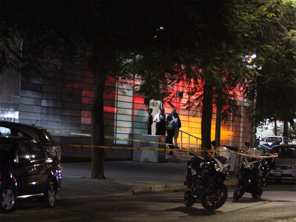 Dejan dos cabezas humanas en hielera frente a Televisa Guadalajara
