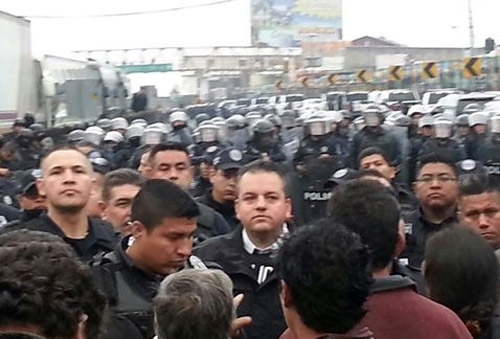 Retienen a secretario de Gobierno en bloqueo de la México-Cuernavaca