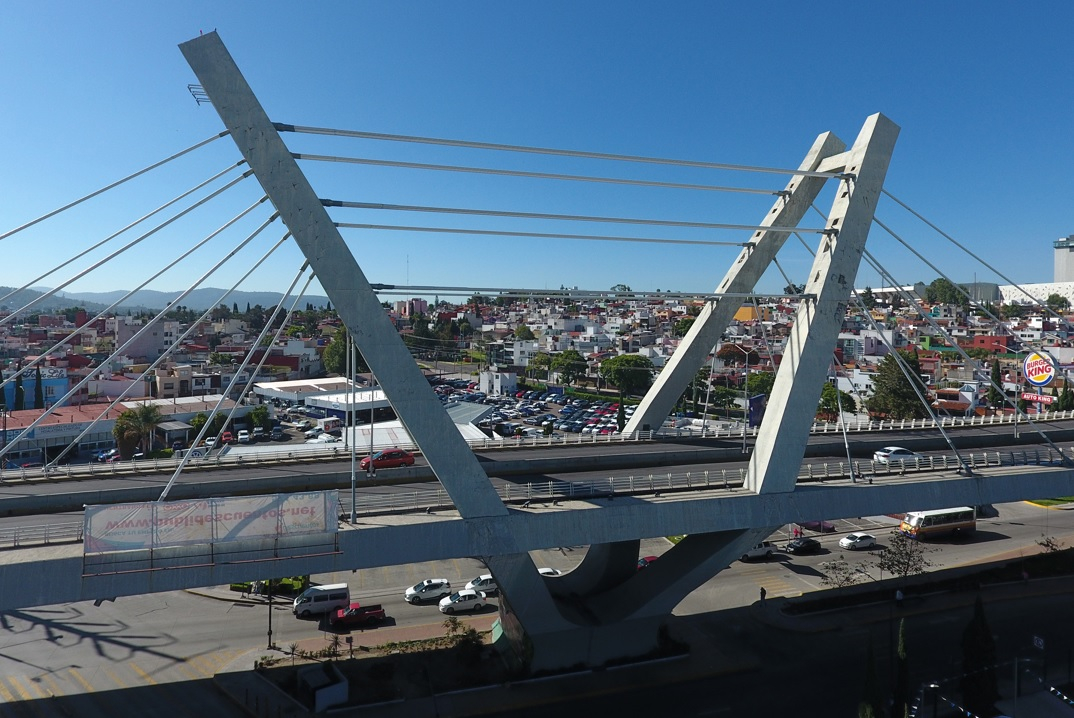 De 83 mdp, el sobrecosto por tirantes falsos en puentes morenovallistas