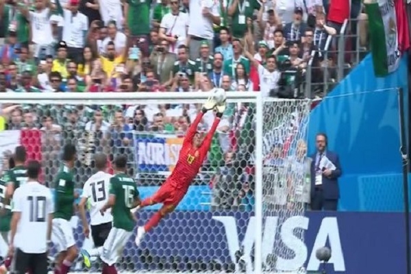 Memo Ochoa, entre los tres mejores del mundo: Maradona