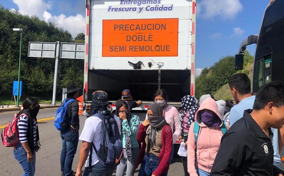 Normalistas de Teteles toman la caseta de autopista Virreyes-Teziutlán; destituyen a director