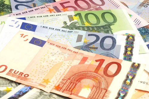 Euro, en su nivel más bajo frente al dólar en nueve años