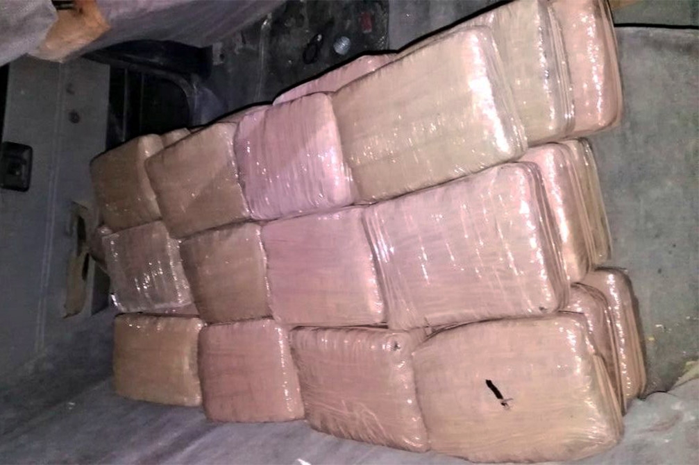 Hallan 38 paquetes con mariguana en una alberca inflable en Jolalpan
