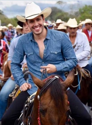 Candidato en Veracruz, arriba en las encuestas por “guapo”