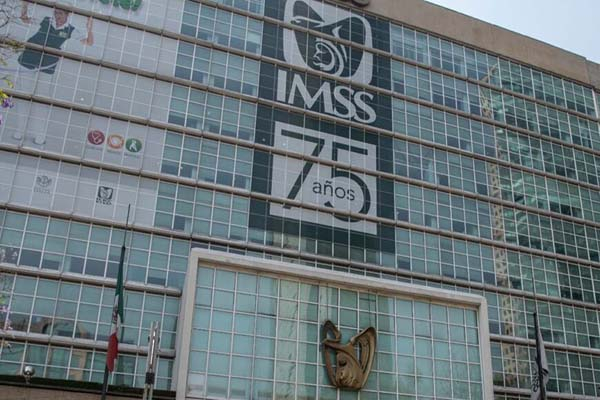 IMSS despide a médico que denunció fallas contra COVID; lo acusan de negligencia