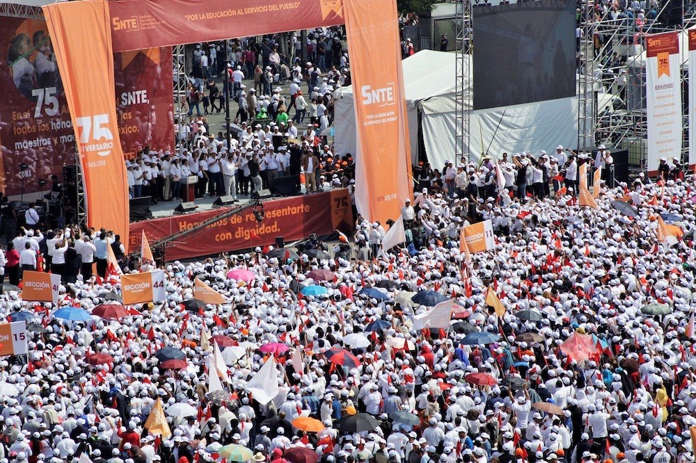 SNTE celebra su 75 aniversario en el zócalo de la CDMX