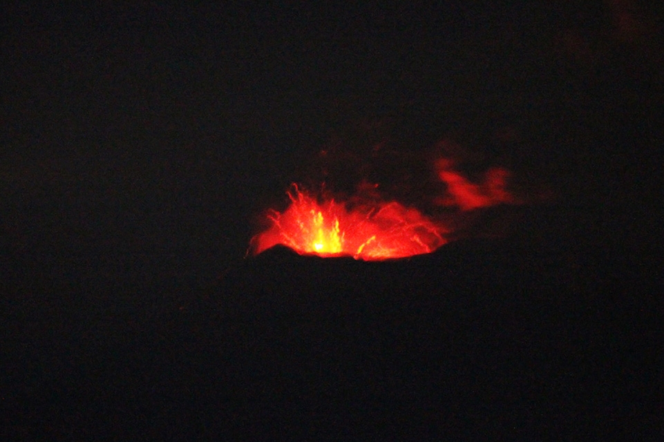 Popocatépetl arroja material incandescente, llega a 1 km del cráter: Cenapred