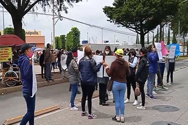 Familiares de implicados en fuga del “Pirulí” se manifiestan en Casa de Justicia de Puebla