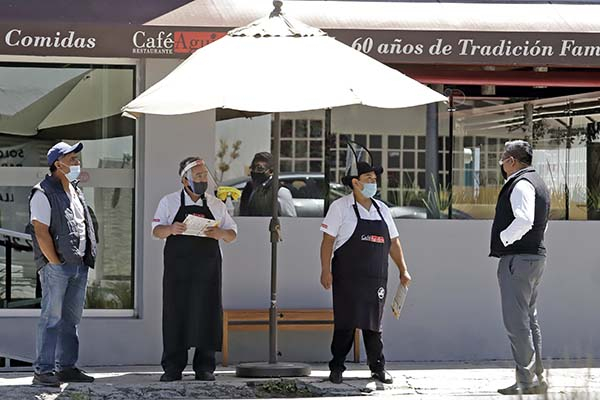 Meseros poblanos exigen seguridad social para volver a la “Nueva Normalidad”